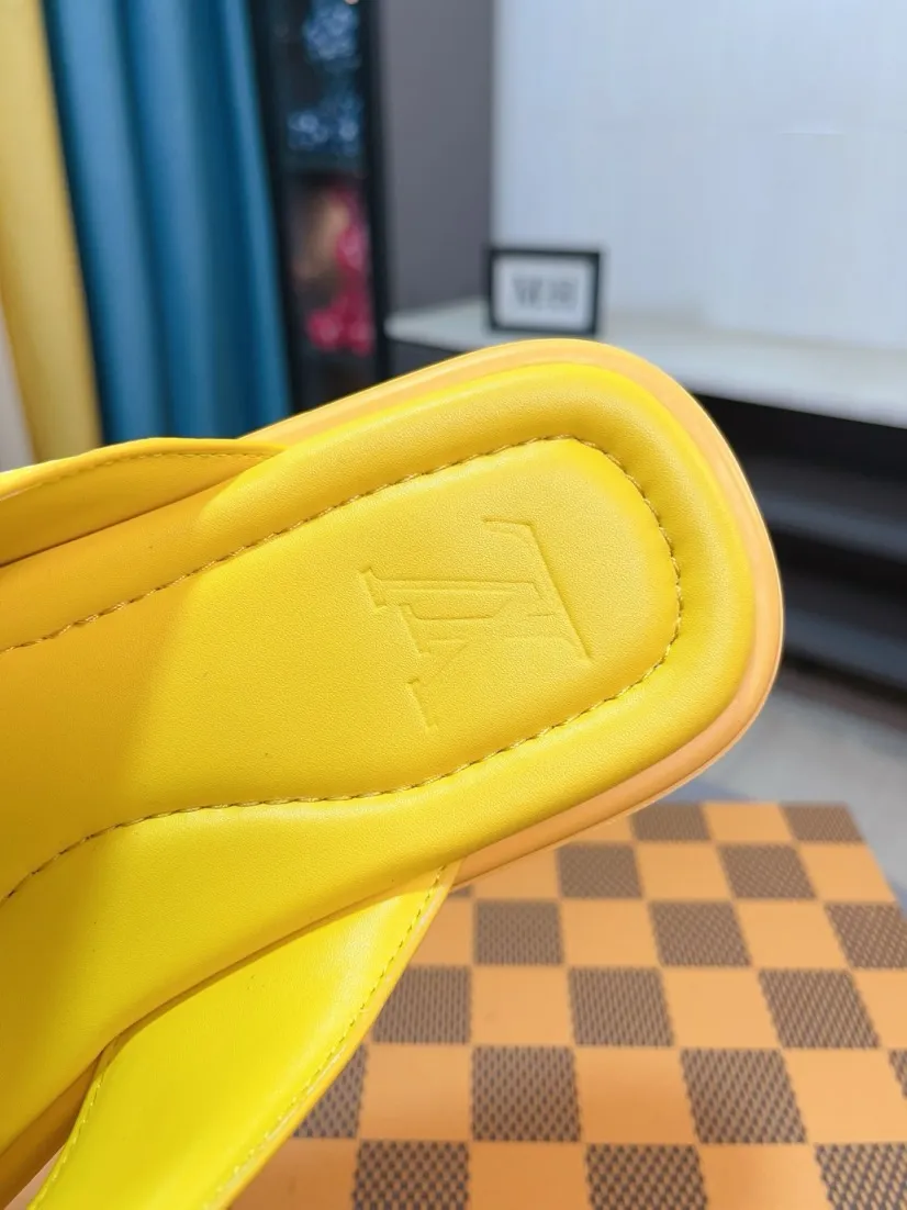 Men's shoes 💰340🌹🌹 (lv-Louis Vuitton) New men's slippers, high-end boutique, exquisite embossed logo decoration on the upper, fine workmanship, super soft soles, casual, loose and comfortable, a must-have in summer! \nsize：38-44